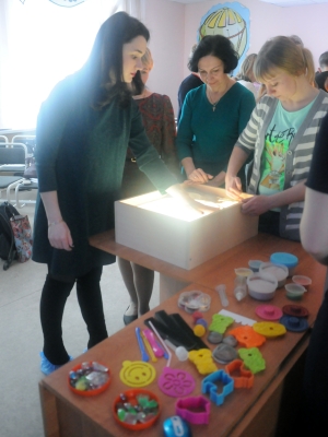 13 марта 2018г. Семинар-практикум  «Использование арт-терапевтического оборудования (прозрачного мольберта и  световых столов для рисования песком) в работе с детьми и родителями»